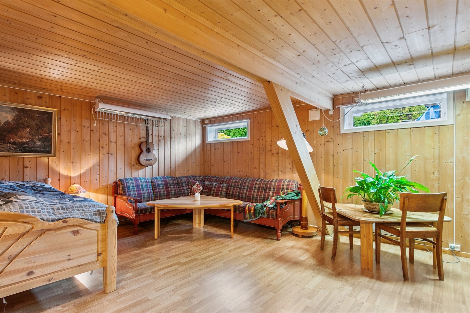 Kjellerstuen er et romslig og anvendelig rom. (Ikke godkjent til varig opphold på grunn av manglende rømningsveier, samt manglende dagslysflate.) Galleribilde