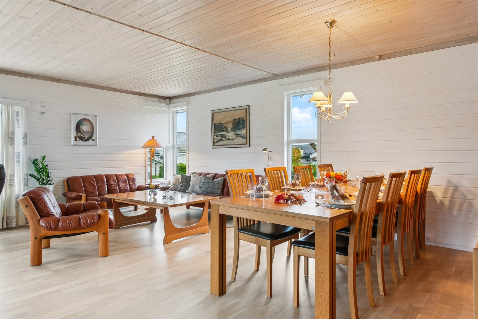 De åpne og sosiale sonene gir fleksible møbleringsmuligheter for både hverdag og fest. Galleribilde