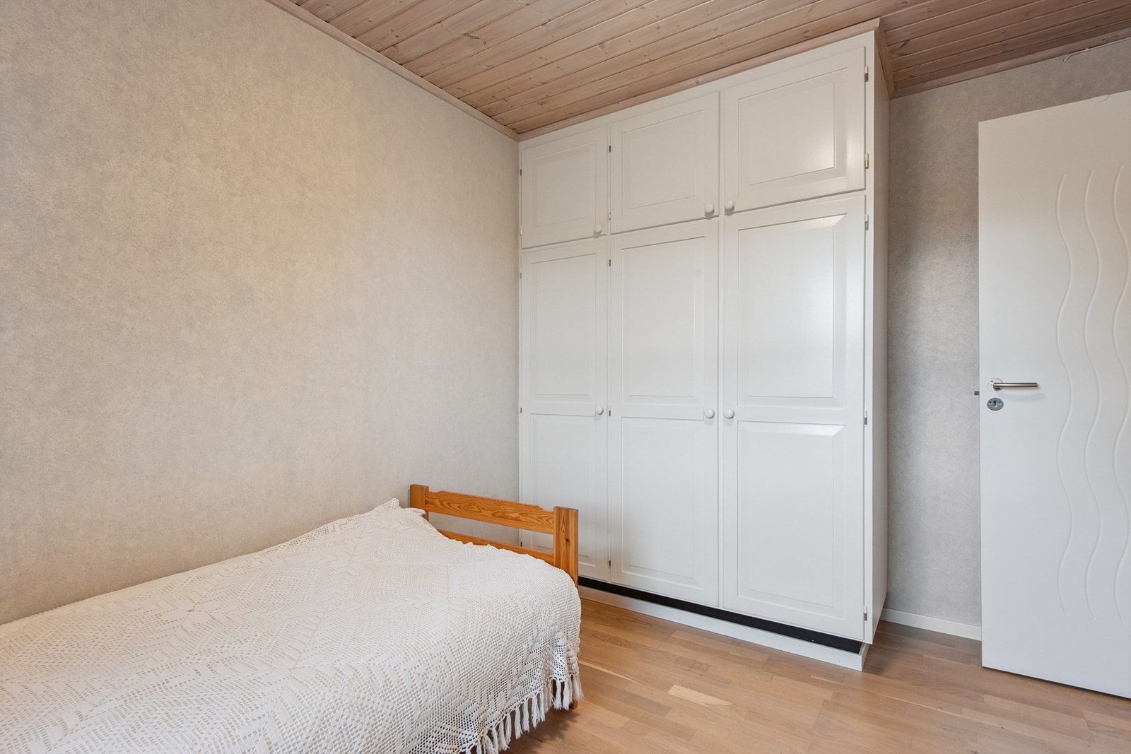 Det andre soverommet i etasjen har plass til seng og garderobeskap. Galleribilde