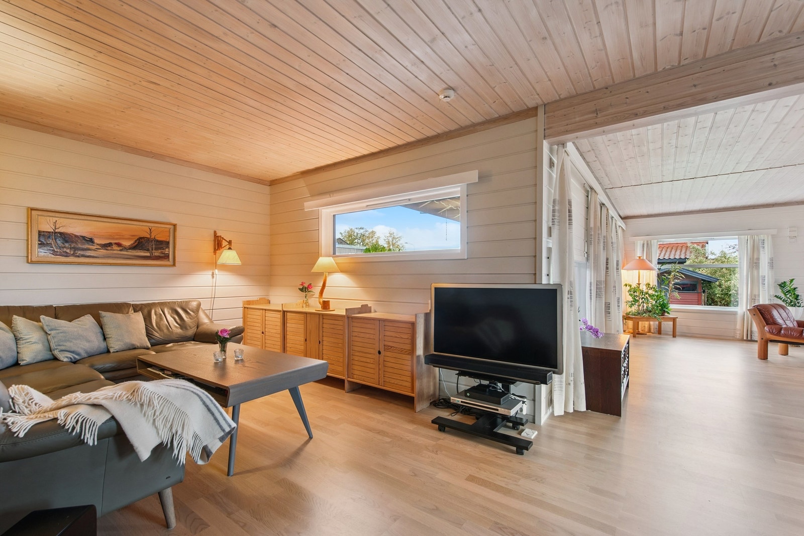 Stuen er delt inn i flere soner, inkludert en egen TV-stue med god plass til en sofagruppe. Galleribilde