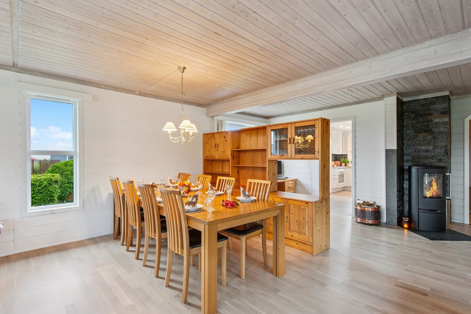 Den romslige stuen har plass til en stor spisegruppe som i dag er praktisk plassert i nærhet til kjøkkenet Galleribilde