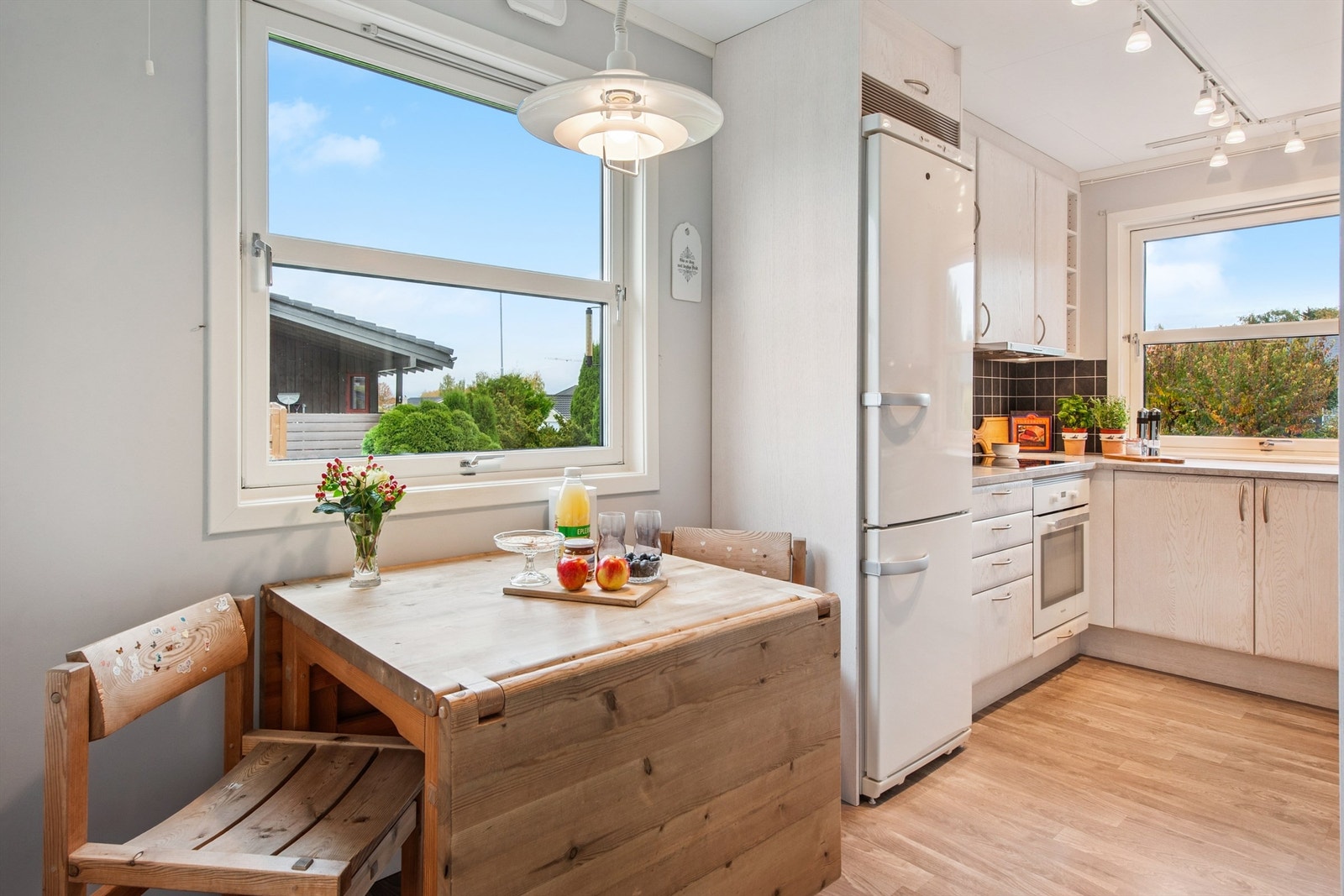 En hyggelig spiseplass på kjøkkenet er ideell for frokosten. Galleribilde