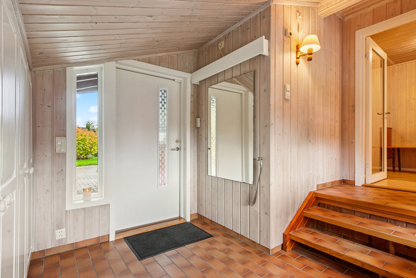Vi starter turen i en romslig entré som ble tilbygget i 1986. Tre trinn opp til hovedetasjen. Galleribilde