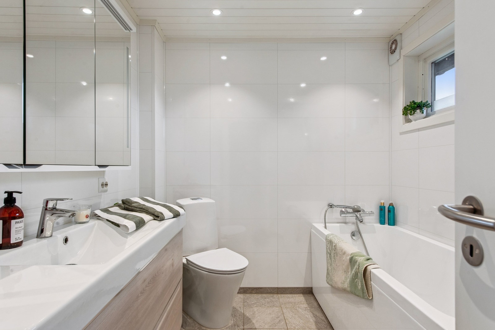 Badet i første etasje ble renovert i 2018 og er utstyrt med både badekar og dusjkabinett. Galleribilde