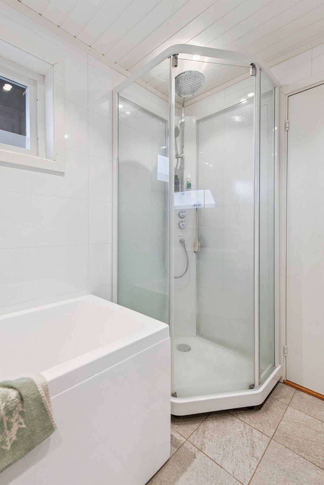 I tillegg til badekaret er det et separat dusjkabinett for økt fleksibilitet. Galleribilde