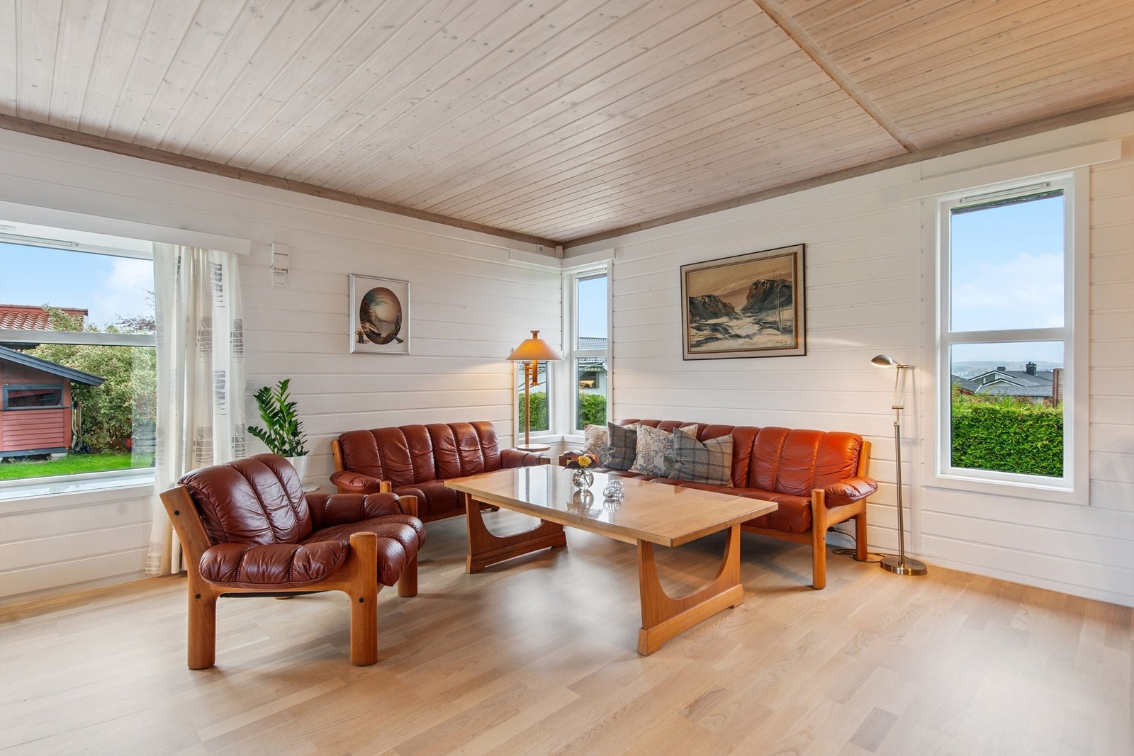 Den tilbygde delen av stuen fra 1986 har store vindusflater som gir rikelig med dagslys. Galleribilde