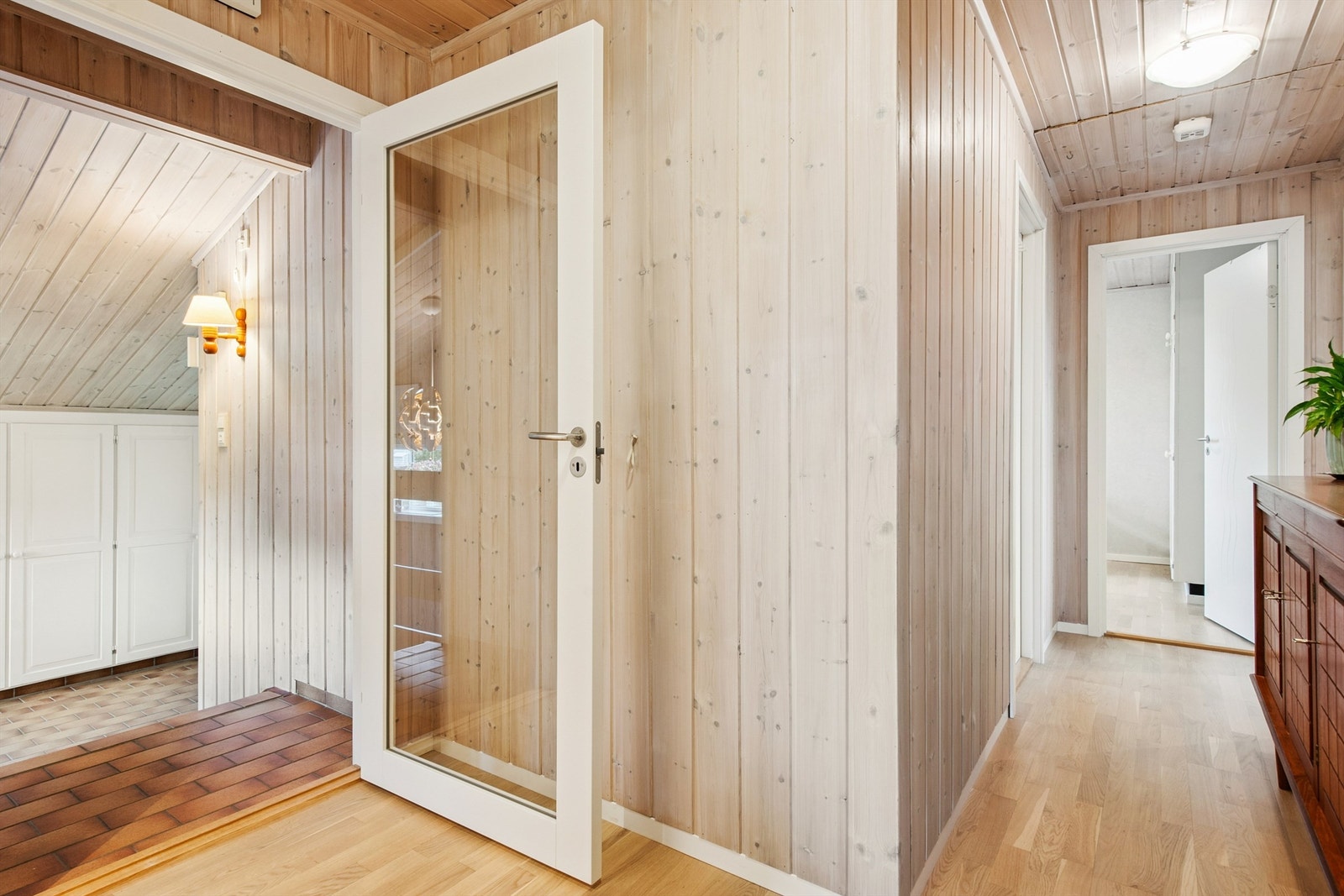 Gangen binder sammen entreen med resten av etasjen og en pen dør med glassfelt ønsker deg velkommen. Galleribilde