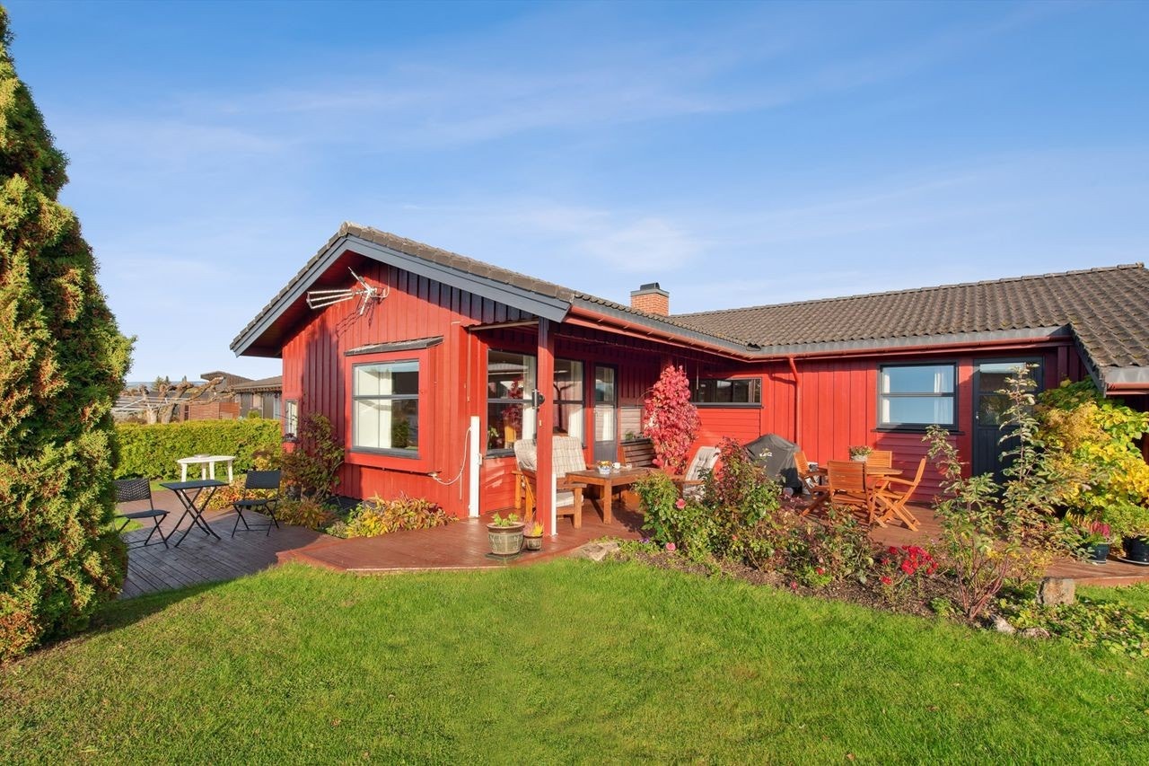 Stor terrasseplatting med god plass til hagemøbler. Her kan utelivet nytes på fine sommerdager. Galleribilde