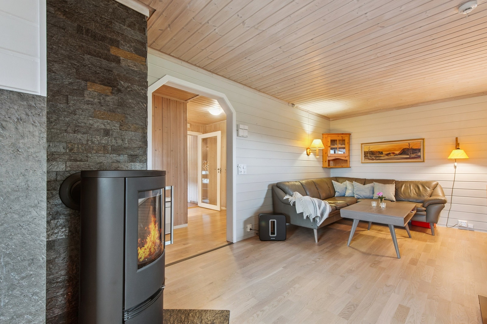 Vedovnen fra TermaTech, installert i 2022, gir effektiv varme og en hyggelig atmosfære. Galleribilde
