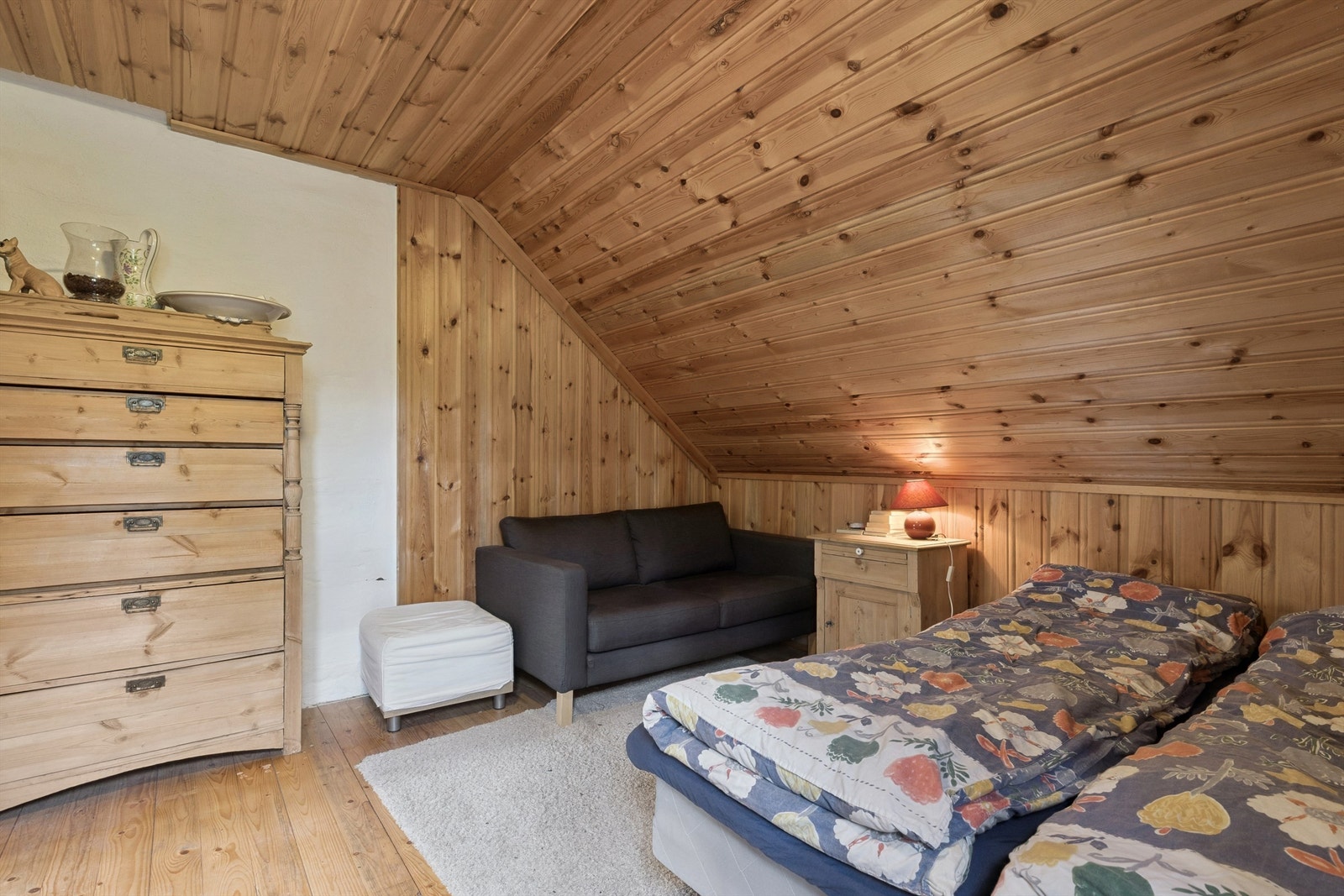 Rommet har ubehandlet trepanel på vegger og i tak. Galleribilde