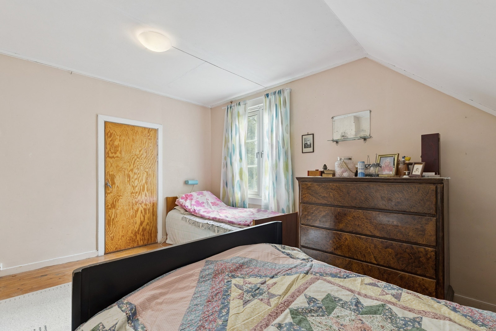 Dette rommet har malte overflater og vindu som gir naturlig lys. Galleribilde