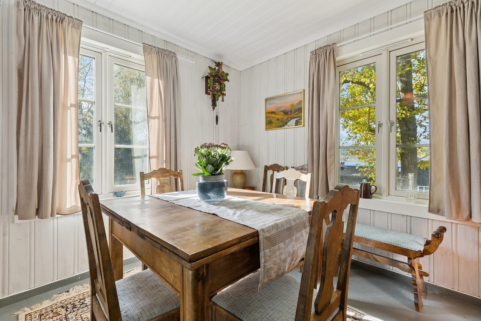 Vinduene i rommet slipper inn rikelig med dagslys. Galleribilde