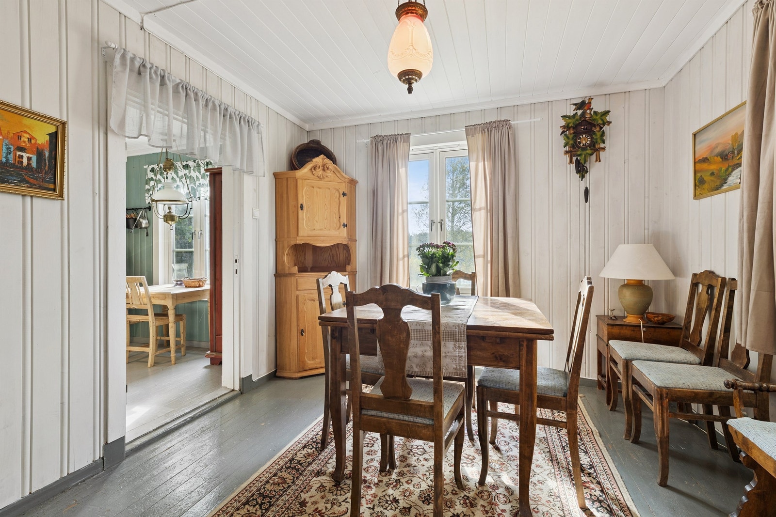 Fra kjøkkenet kommer vi inn i en separat spisestue med plass til langbord. Galleribilde