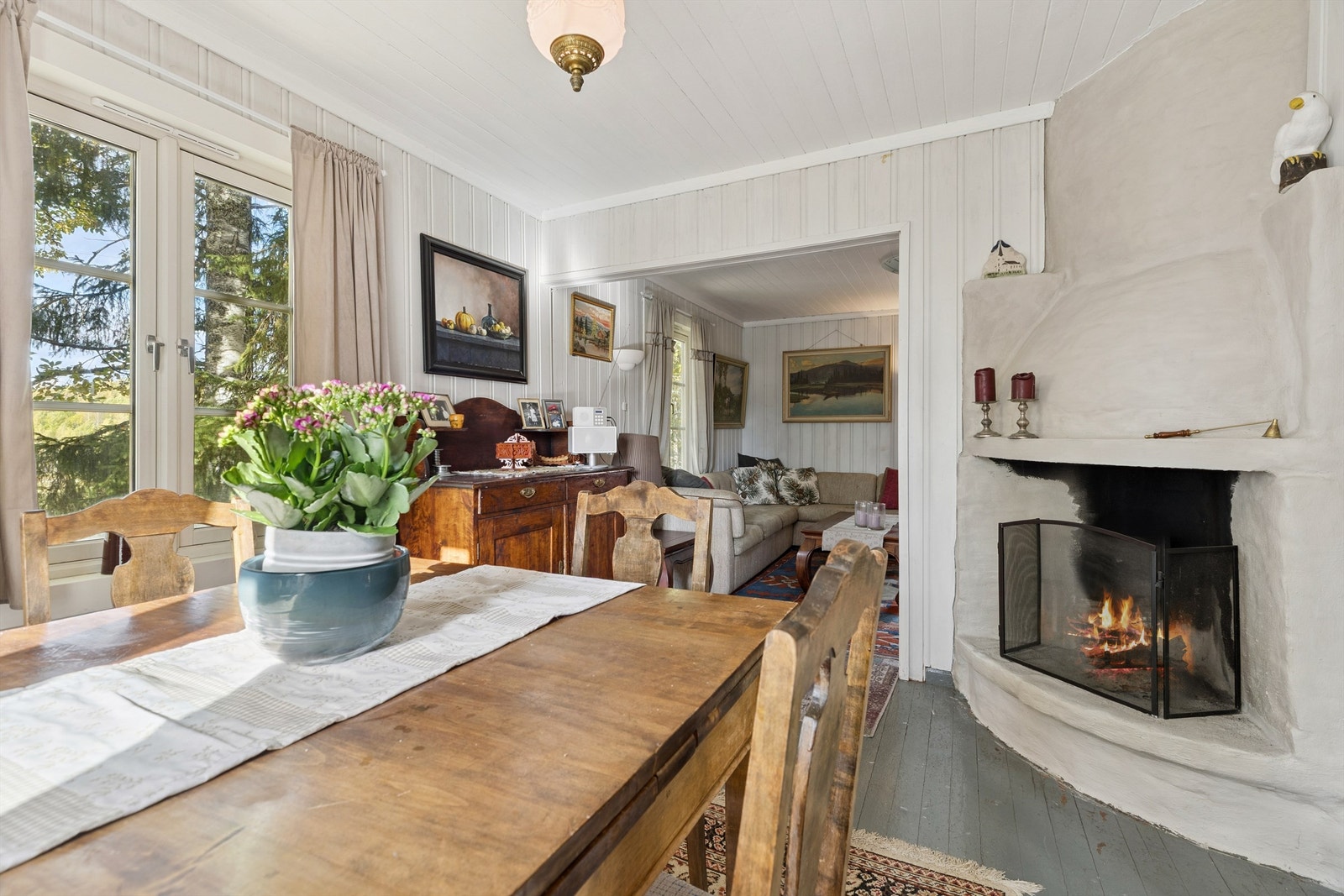 Den åpne peisen i spisestuen gir både varme og en hyggelig atmosfære. Galleribilde