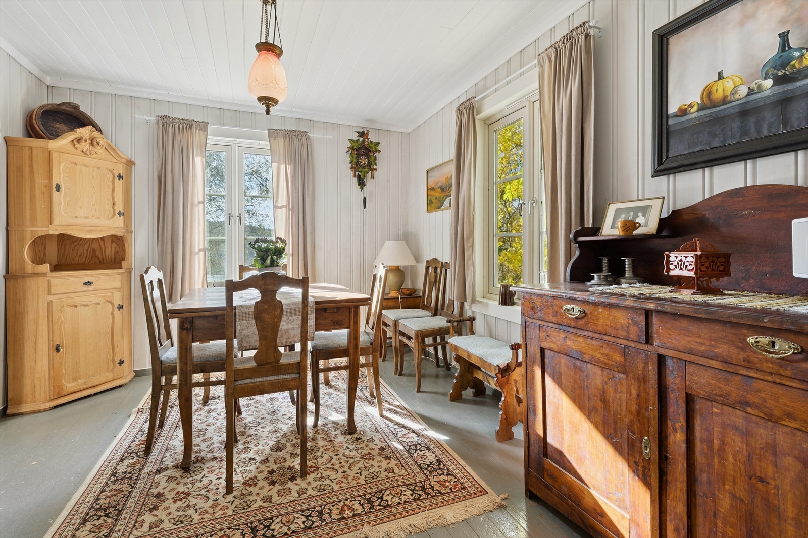 Spisestuen har malte tregulv og trepanel, som er gjennomgående for etasjen. Galleribilde