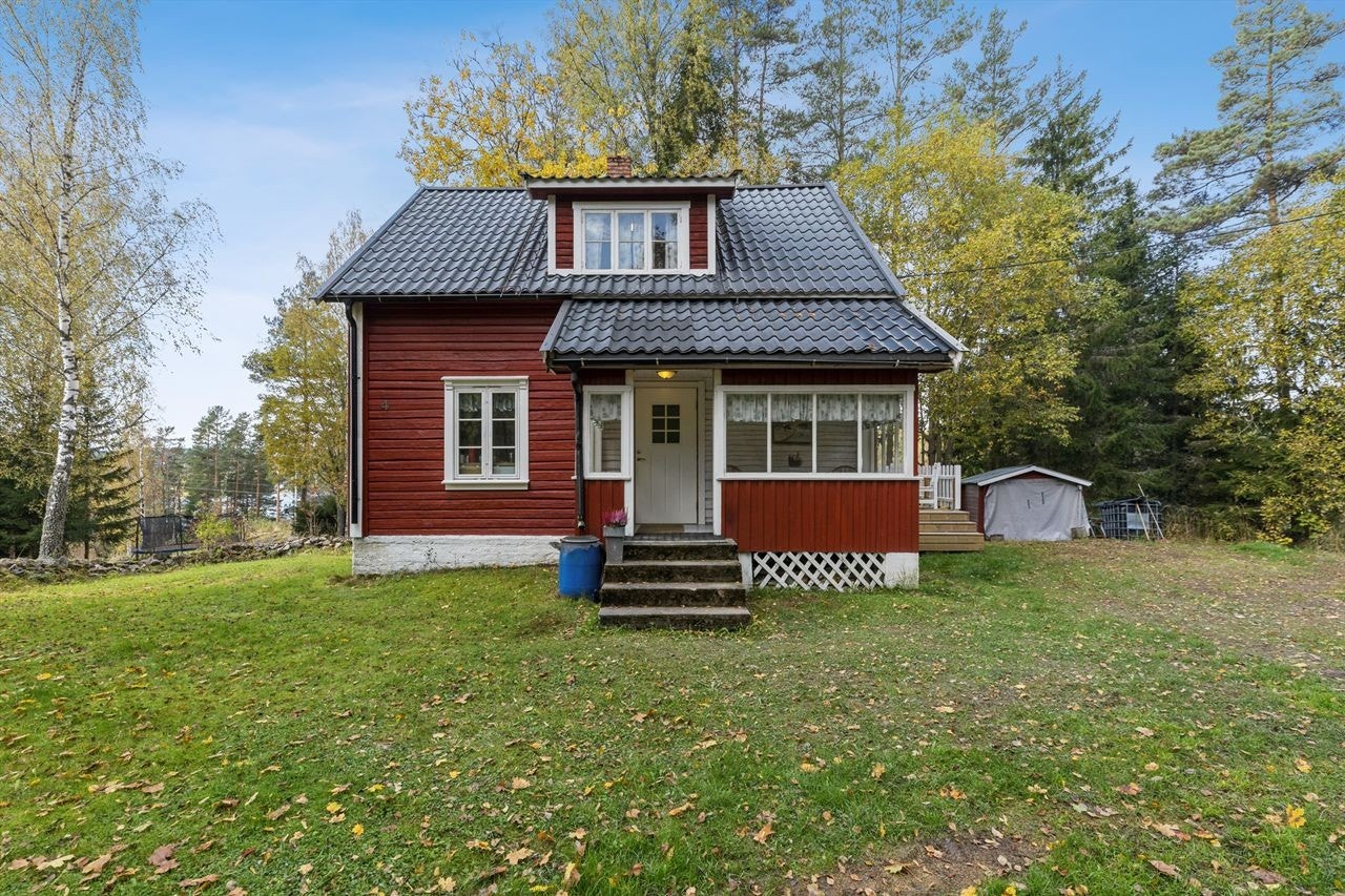 En sjarmerende fritidsbolig fra 1938, med tradisjonell stil og rød kledning. Galleribilde