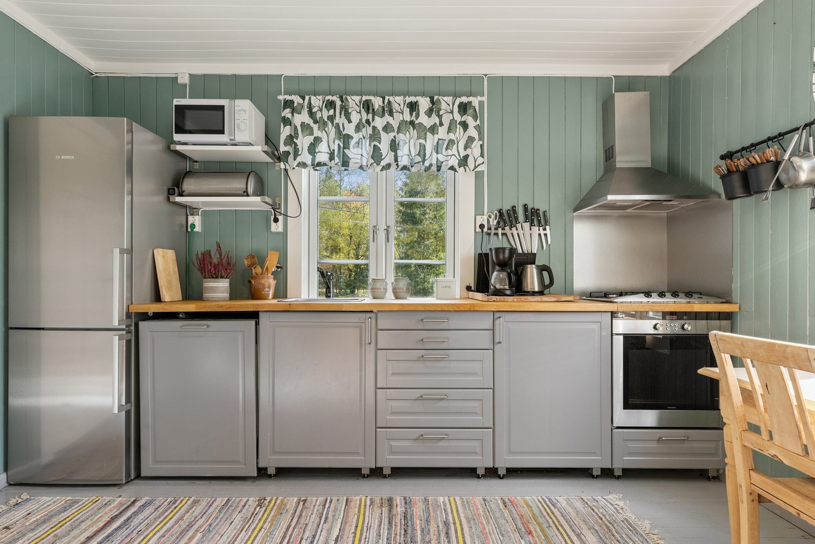 Kjøkkeninnredningen fra Ikea har profilerte fronter og en benkeplate i eikfiner. Galleribilde