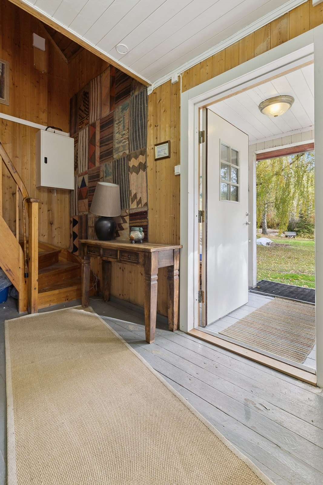 Du ønskes velkommen inn via en innglasset entrébalkong, og inn i en romslig entré. Galleribilde