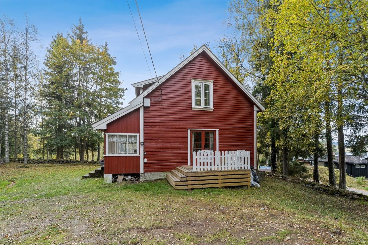 Liten koselig terrassen med trapp ned til hagen, utenfor stuen. Galleribilde