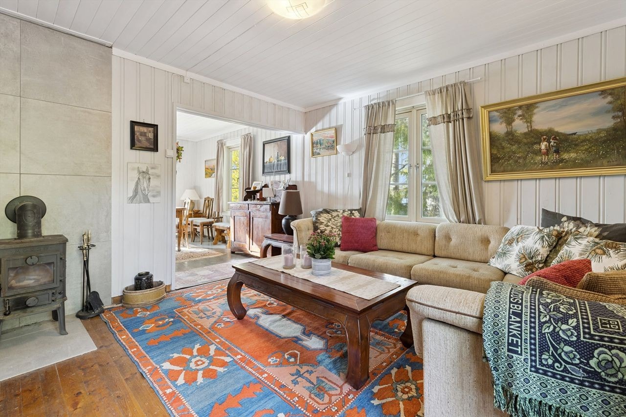 Stuen er et lunt rom med en vedovn som supplerende varmekilde. Galleribilde