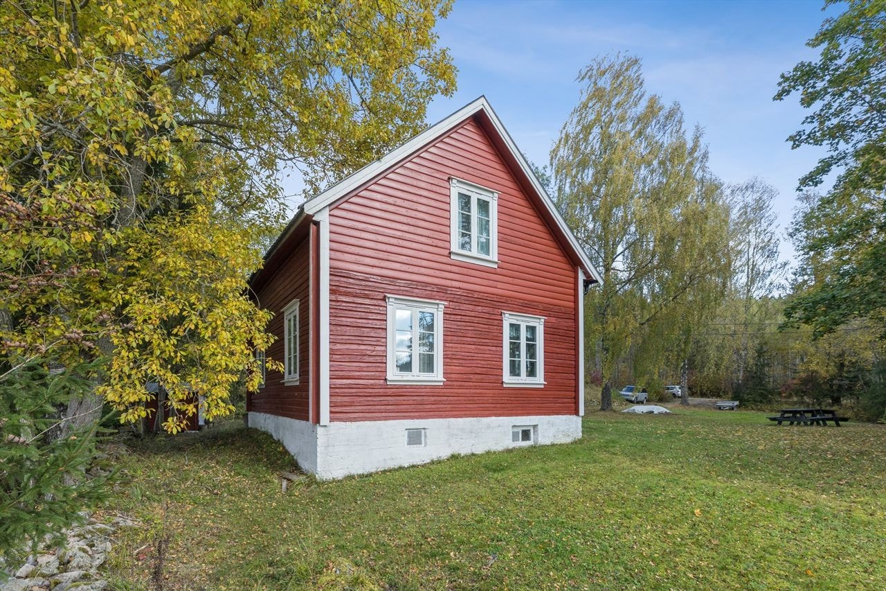 Fasaden har liggende bordkledning med tømmerutseende og vinduer fra 1989. Galleribilde