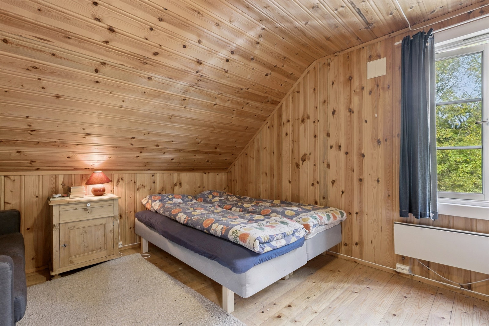 Det første soverommet har god plass til dobbeltseng og oppbevaringsmøbler. Galleribilde