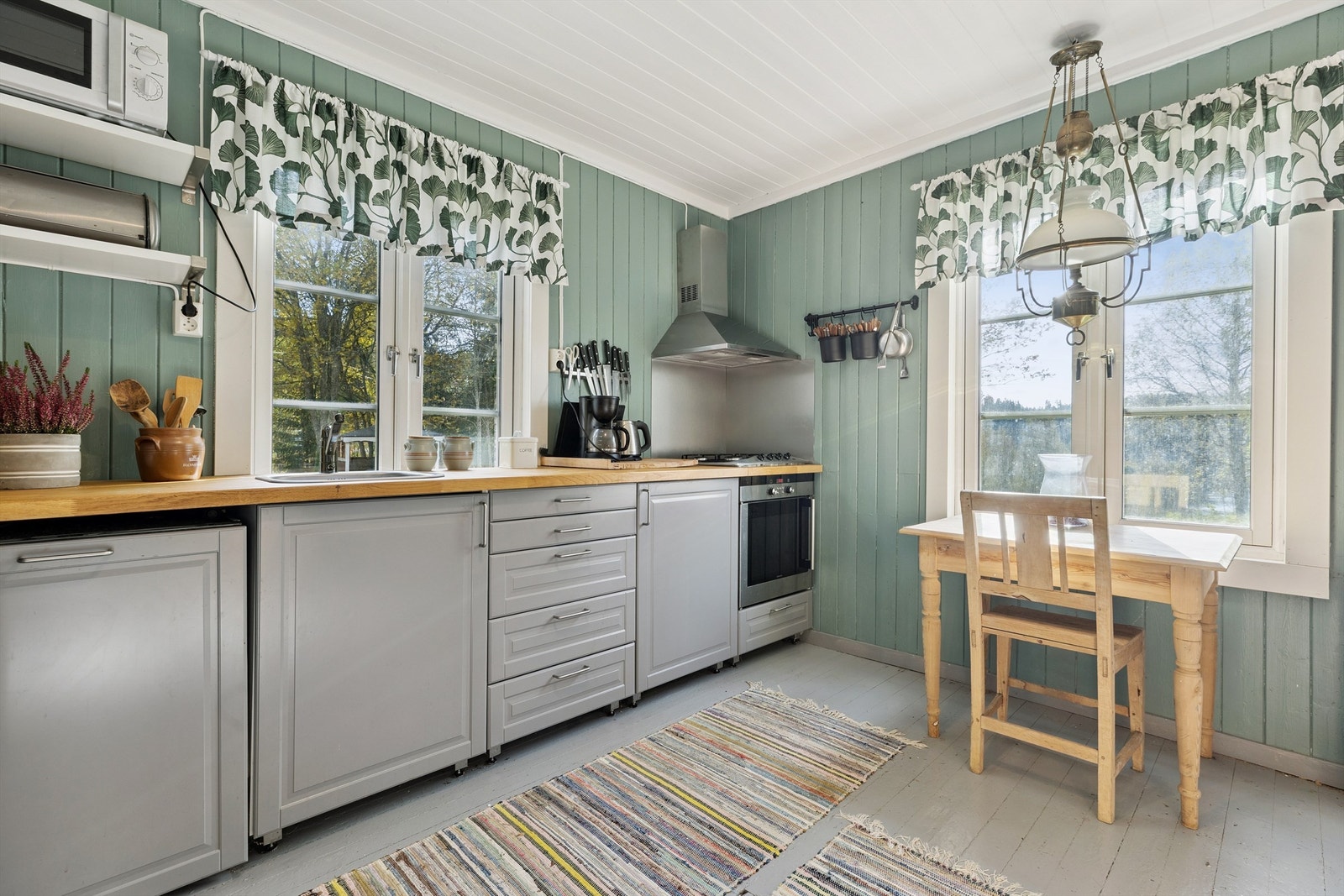 Store vindusflater gir godt med arbeidslys på kjøkkenbenken. Galleribilde