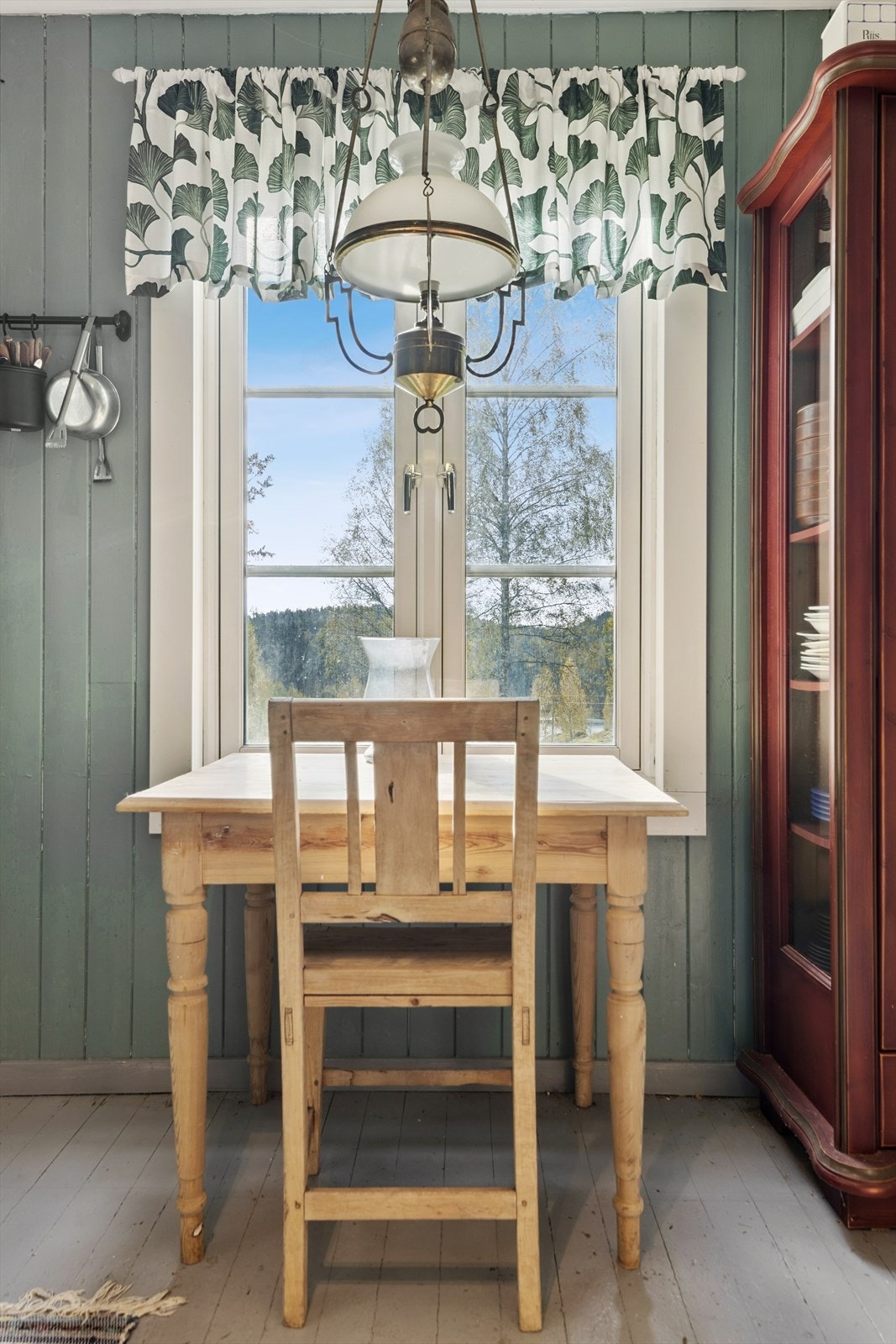 Det er også en hyggelig spiseplass ved vinduet på kjøkkenet. Galleribilde