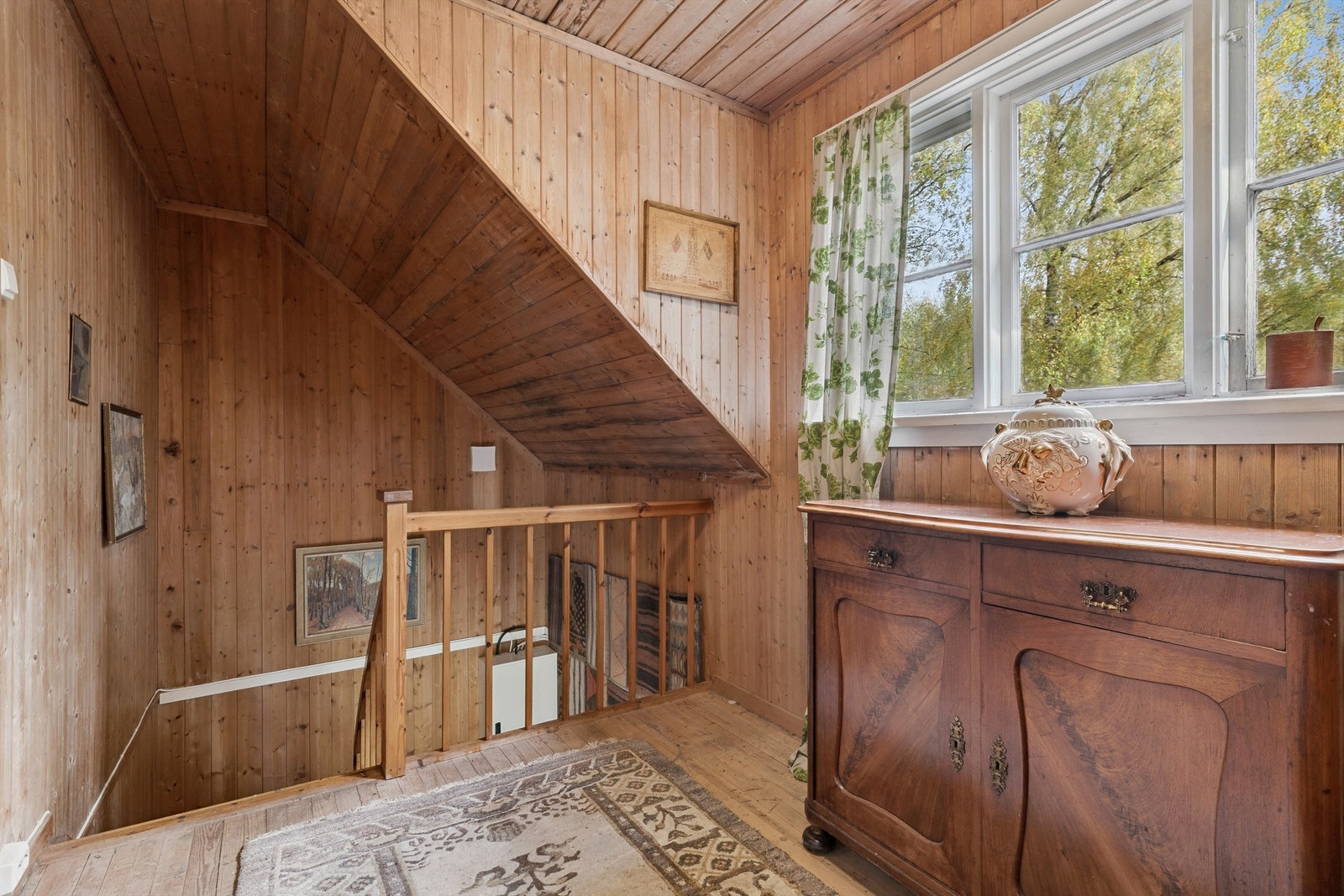 Den lakkerte svingtrappen i tre leder oss opp til andre etasje. Galleribilde