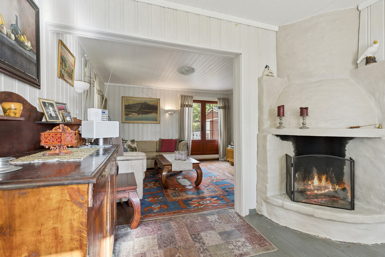 En bred åpning leder fra spisestuen og inn til stuen. Galleribilde