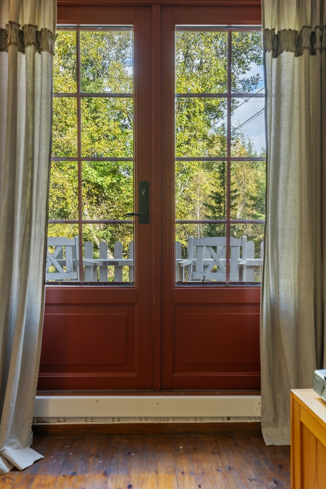 Fra stuen er det direkte utgang til en åpen terrasse på 6 m². Galleribilde
