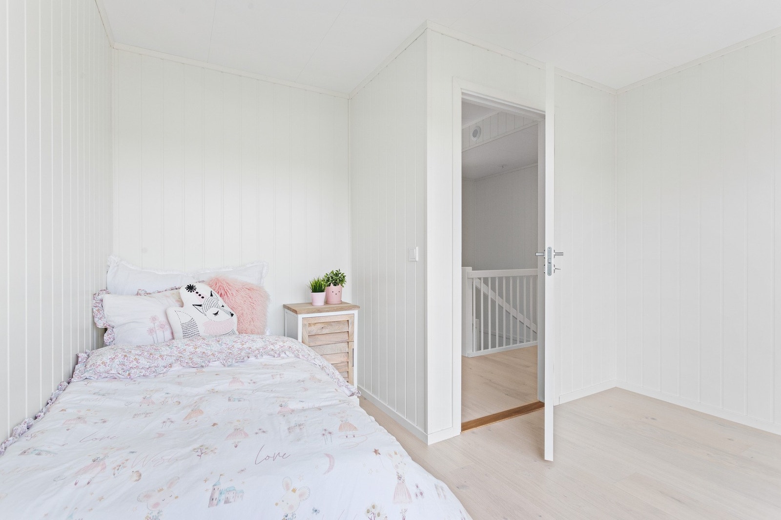 Alle de tre soverommene ligger barnevennlig til på samme plan i 2. etasje. Galleribilde