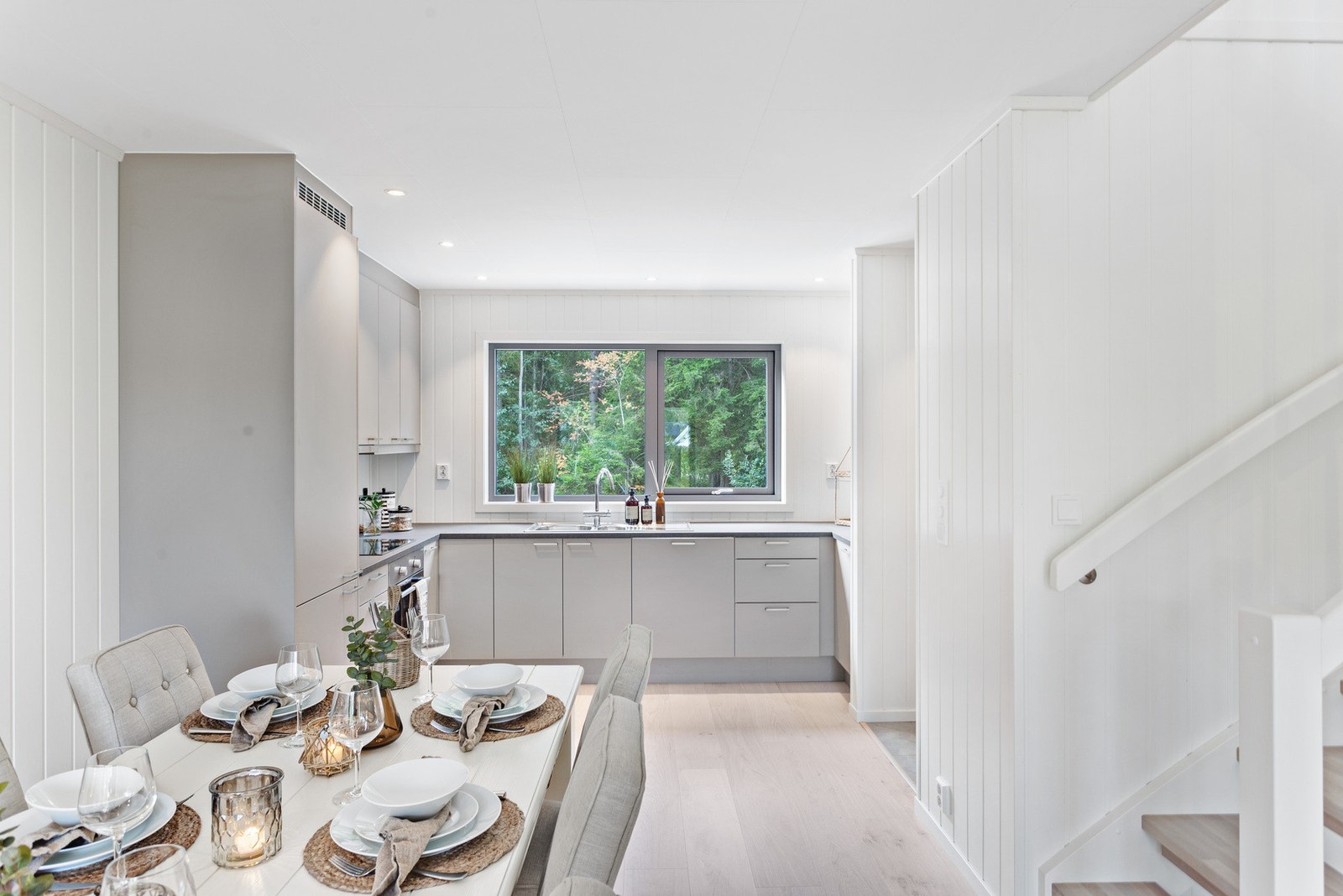 Stue og kjøkken i en praktisk, åpen løsning. Galleribilde