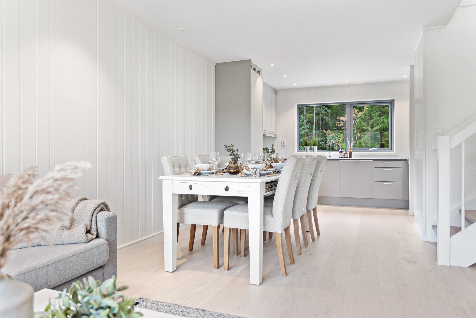 Ved kjøkkenet får spisestuen sin naturlige plass. Galleribilde