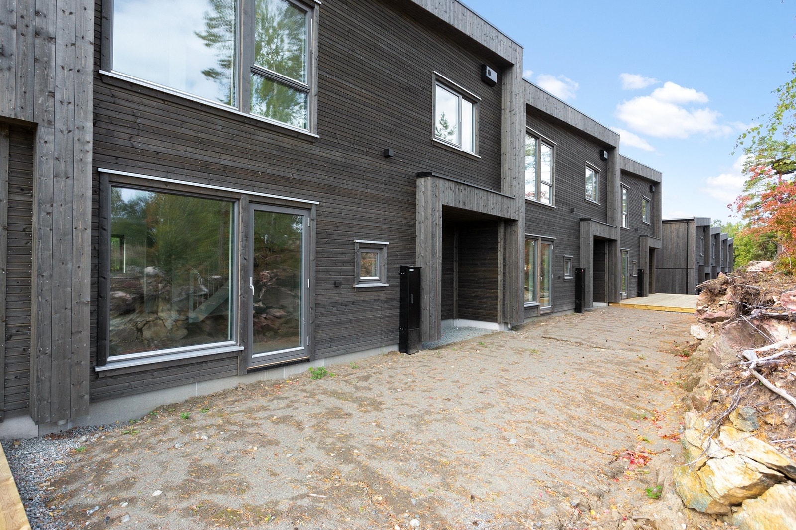 Fra stuen i 1. etasje er det utgang ut til uteplass. Galleribilde