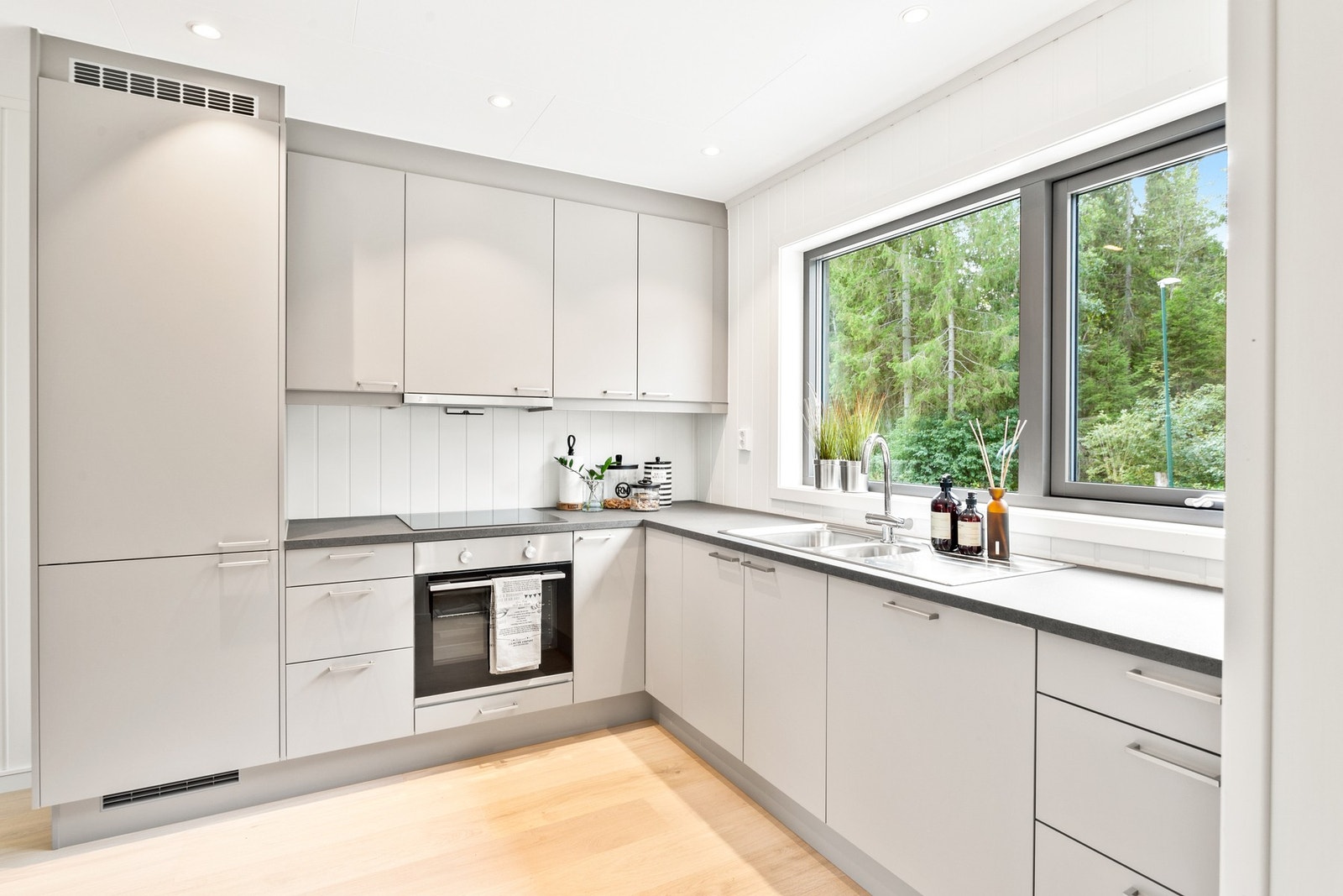 Et flott kjøkken med rikelig skap- og benkeplass. Galleribilde