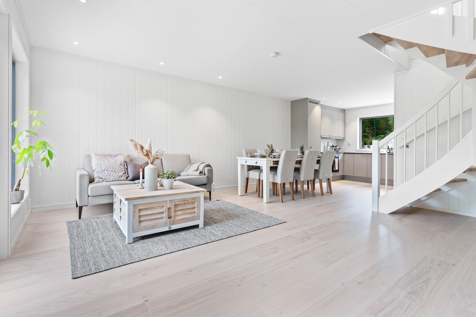 Stue i 1. etasje med gode møbleringsmuligheter. Galleribilde