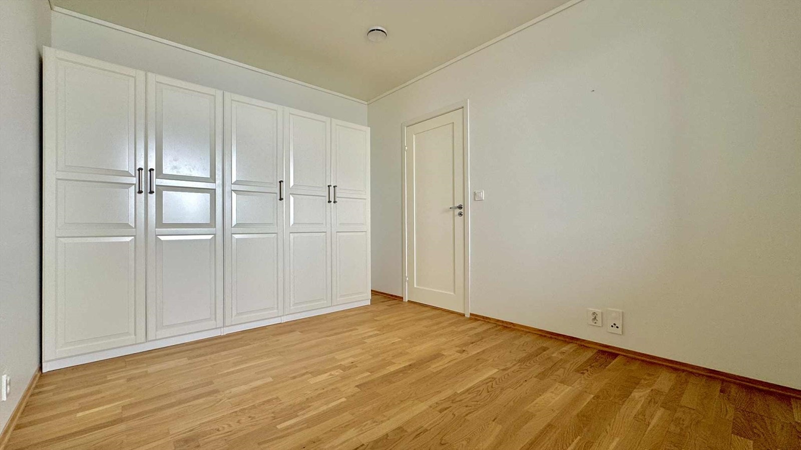 Garderobeskap medfølger Galleribilde