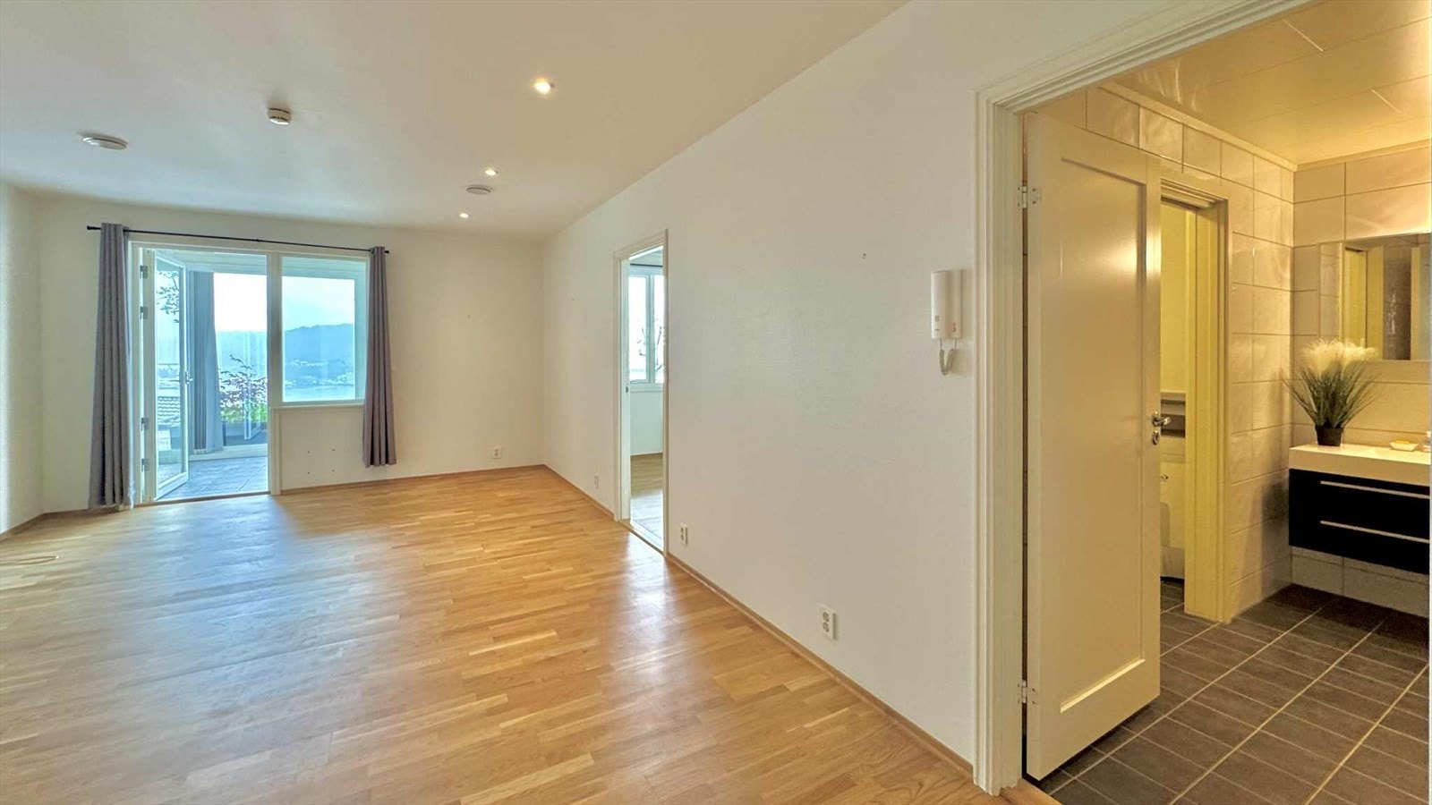 Stue med god plass til sofagruppe og spisebord Galleribilde