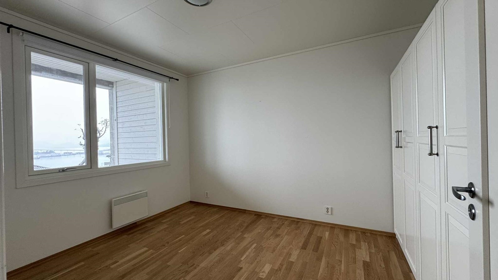 Soverom med god plass til dobbeltseng Galleribilde