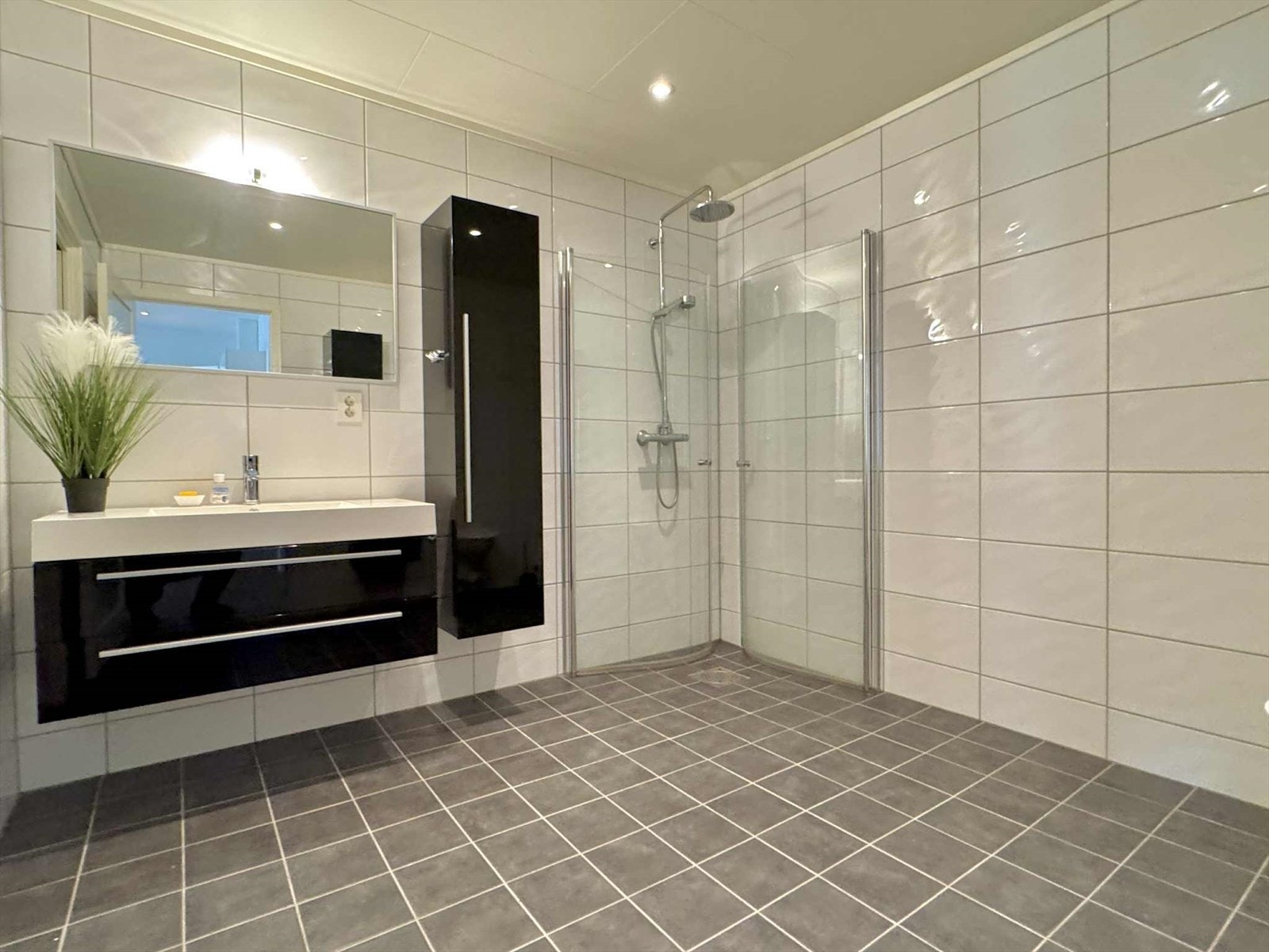 Lekkert flislagt baderom med varmekabler i gulvet Galleribilde