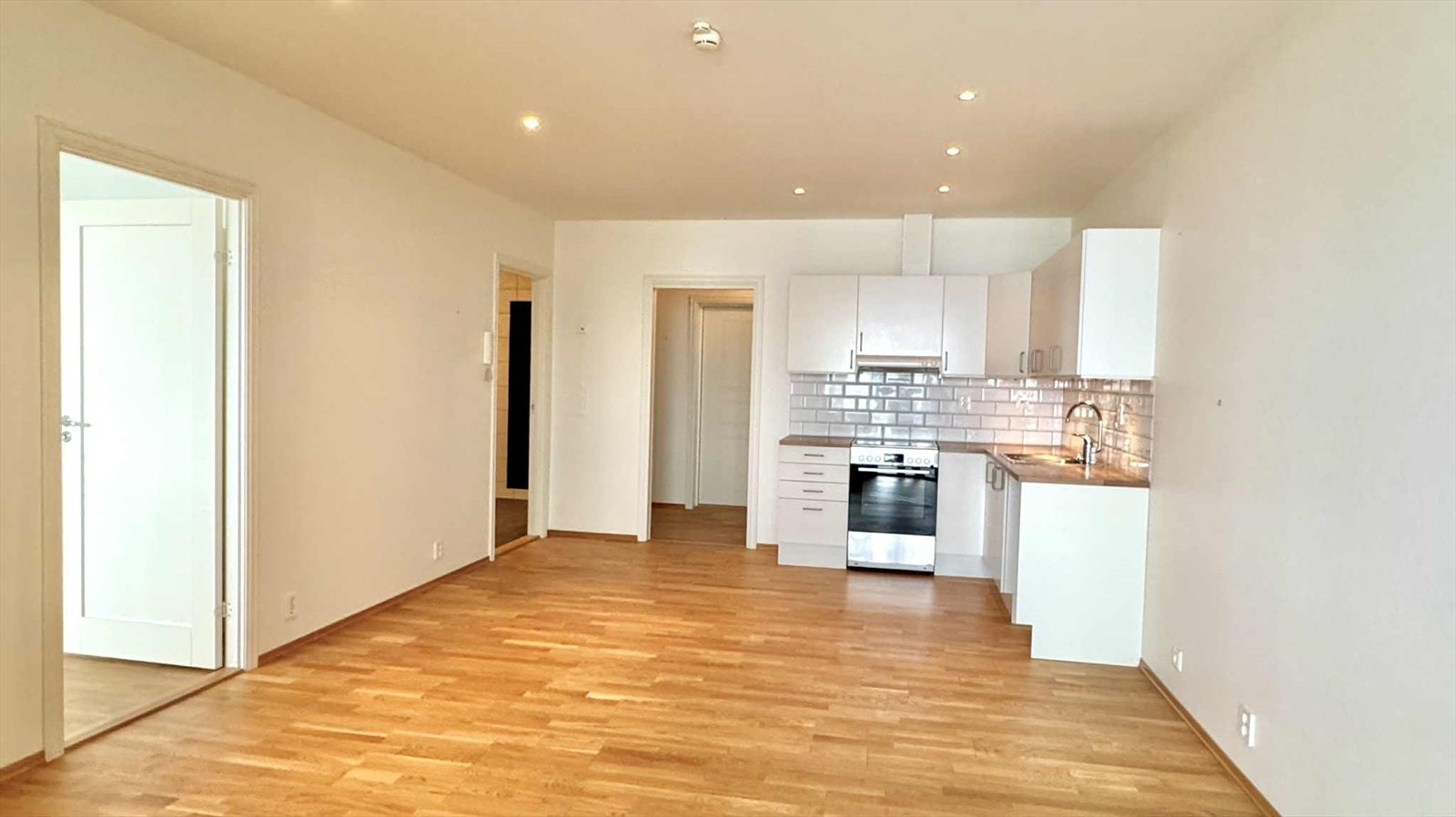 Kjøkken med åpen løsning mot stuen. Galleribilde