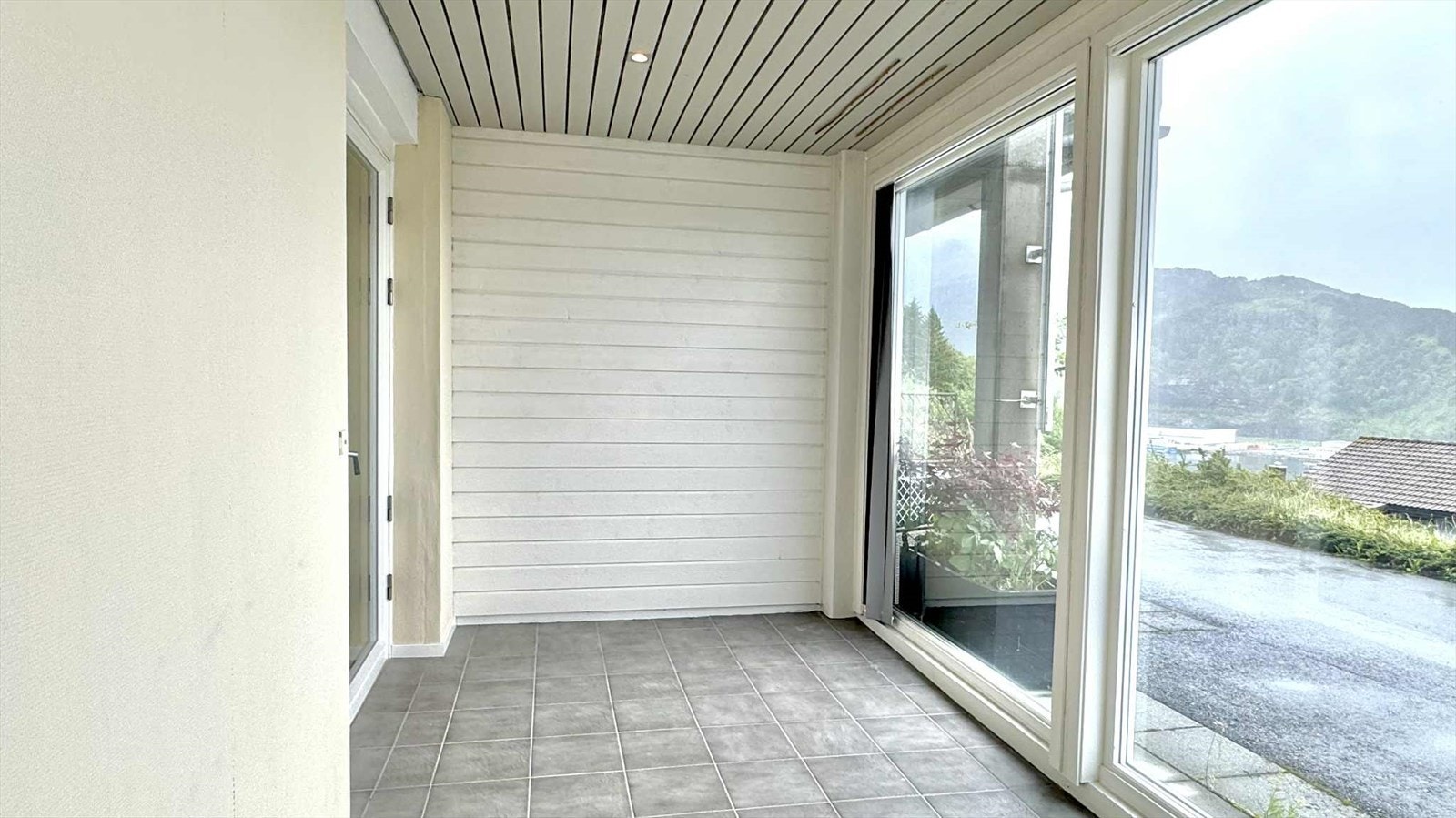 Vinterhagen gir leiligheten et ekstra rom som kan brukes hele året Galleribilde