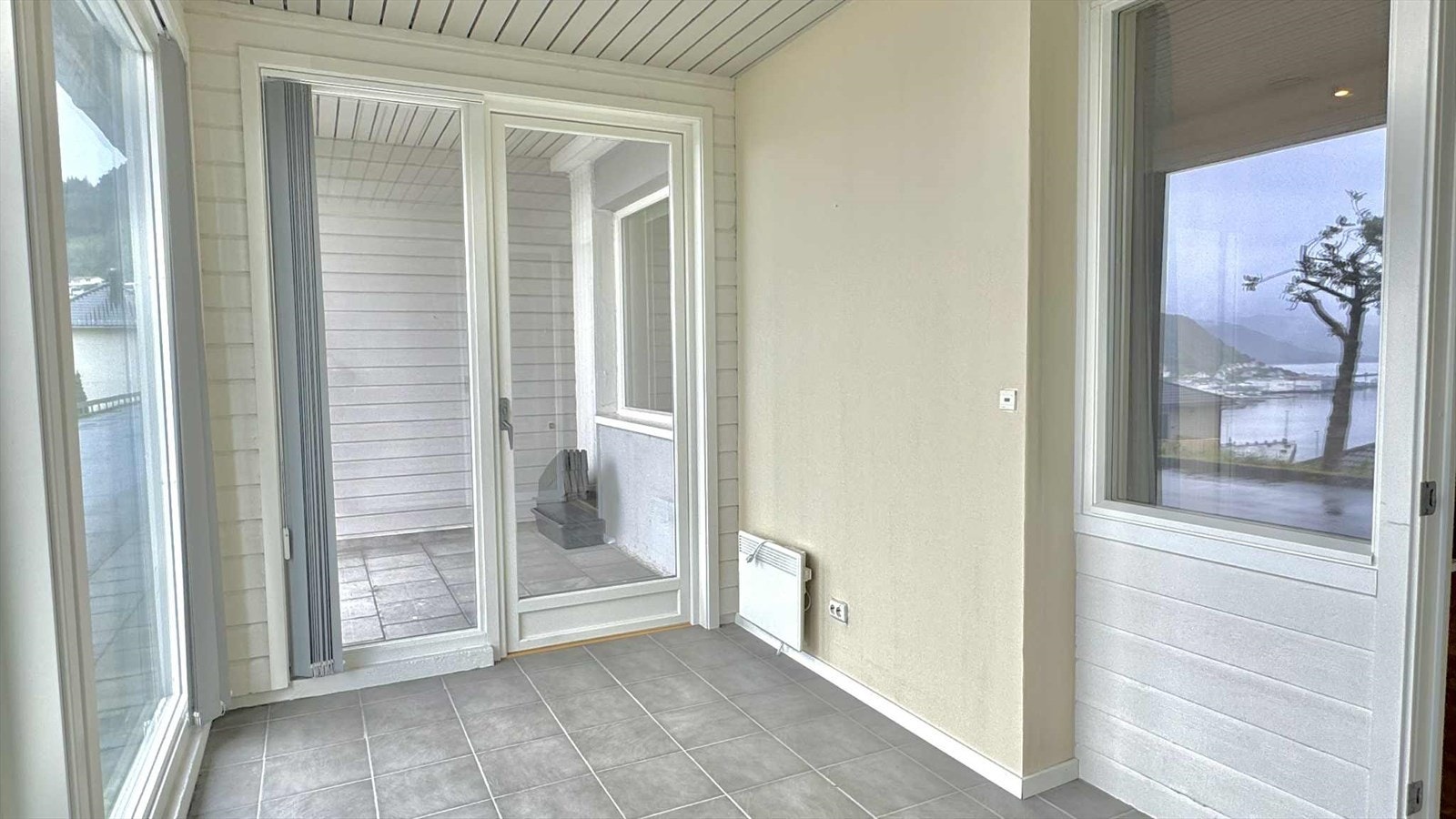 Vinterhagen har lameller for solskjerming Galleribilde