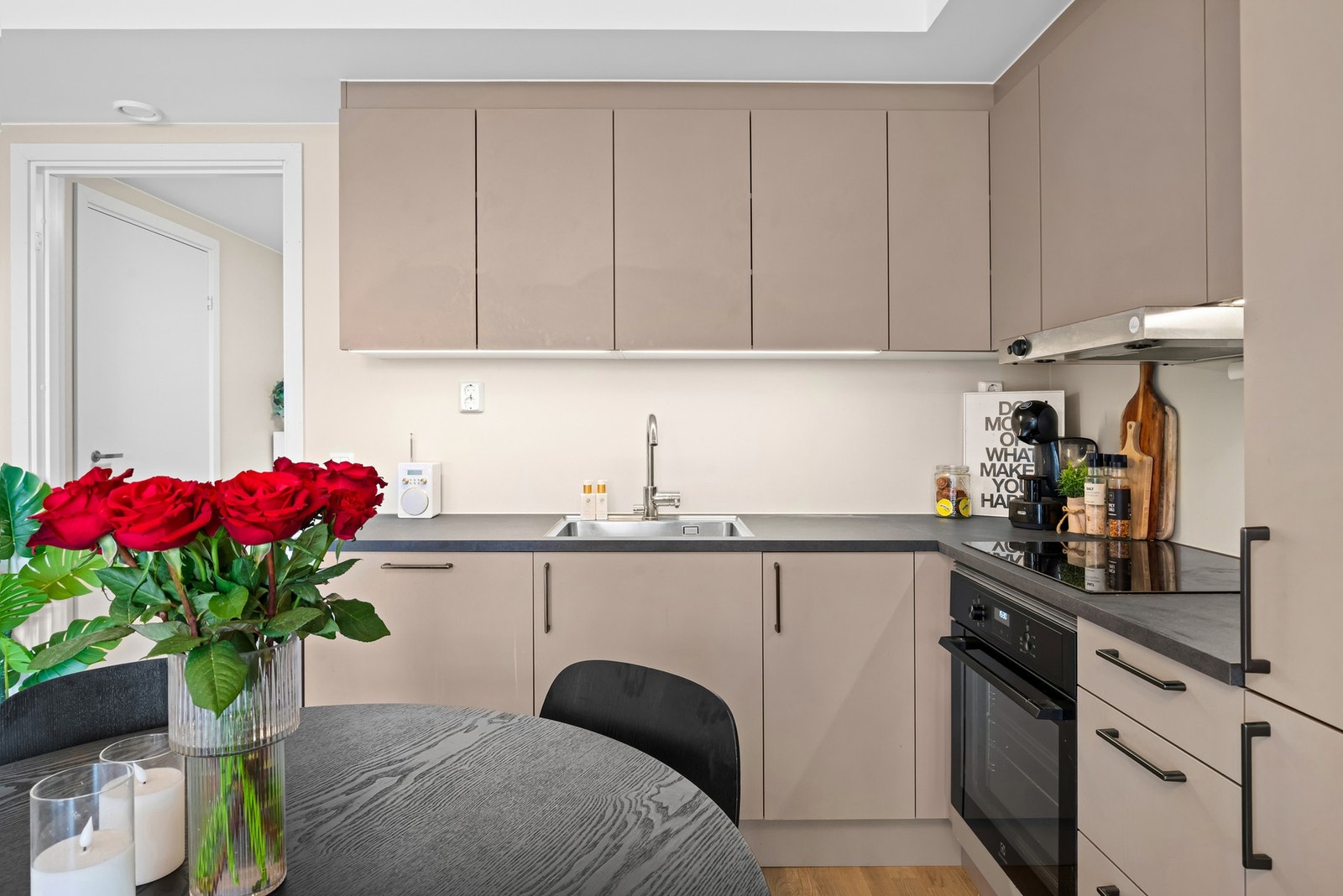 Integrert oppvaskmaskin, stekeovn, platetopp og kjøleskap med fryser. Galleribilde