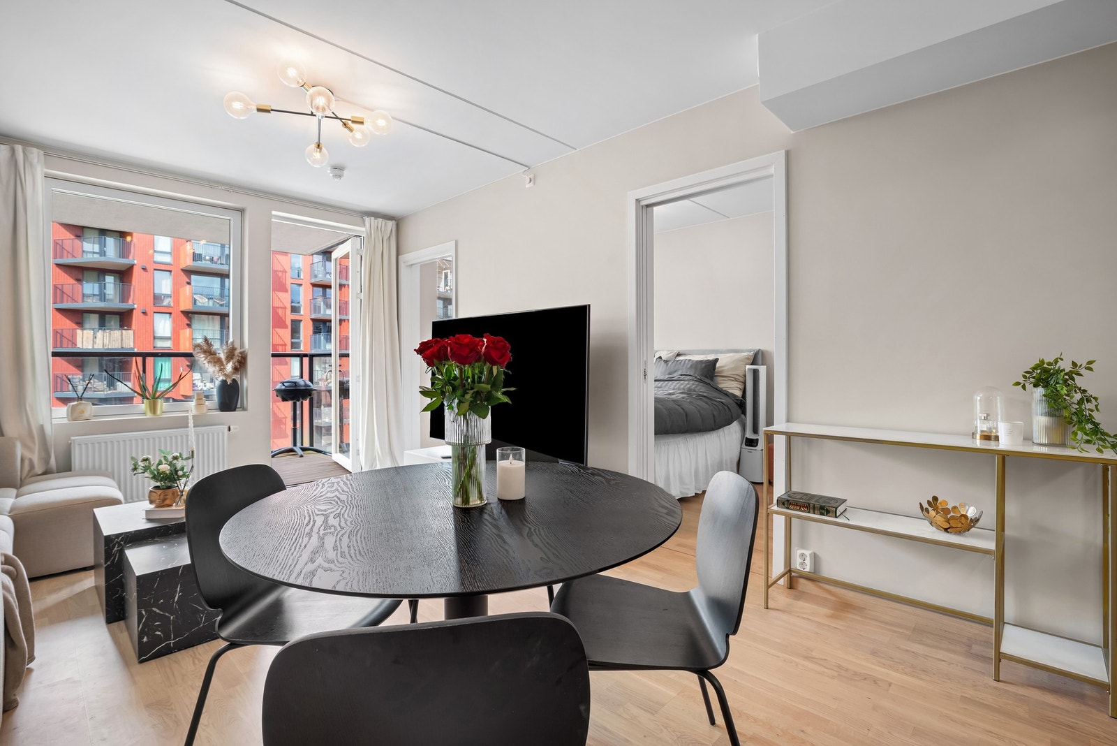 Fra stuen er det adkomst til soverommet via to skyvedører. Galleribilde