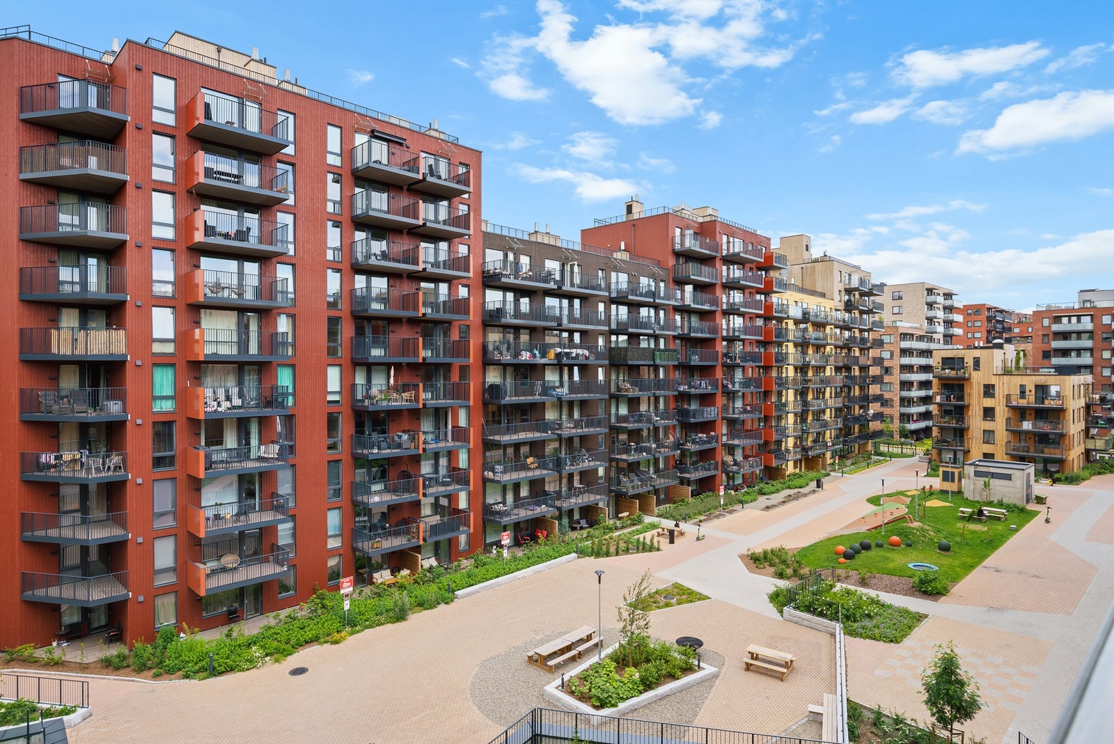 Herfra er det utsyn over bakgården med pent opparbeidede fellesarealer. Galleribilde