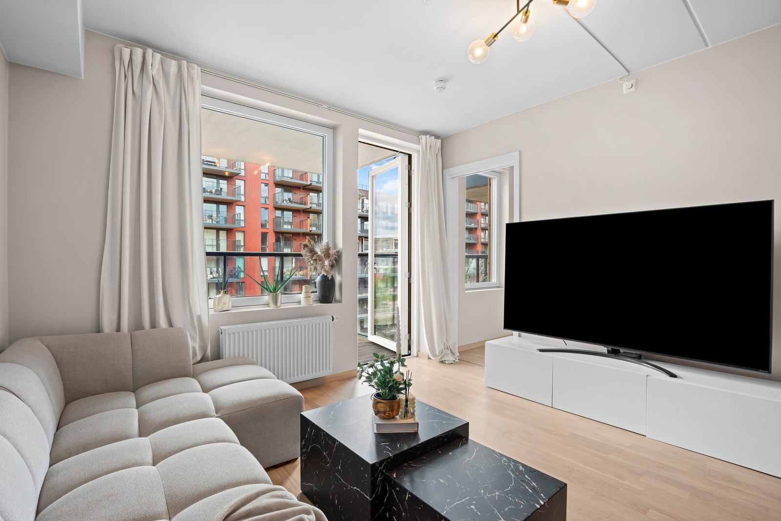 Lys stue med åpen kjøkkenløsning. Galleribilde