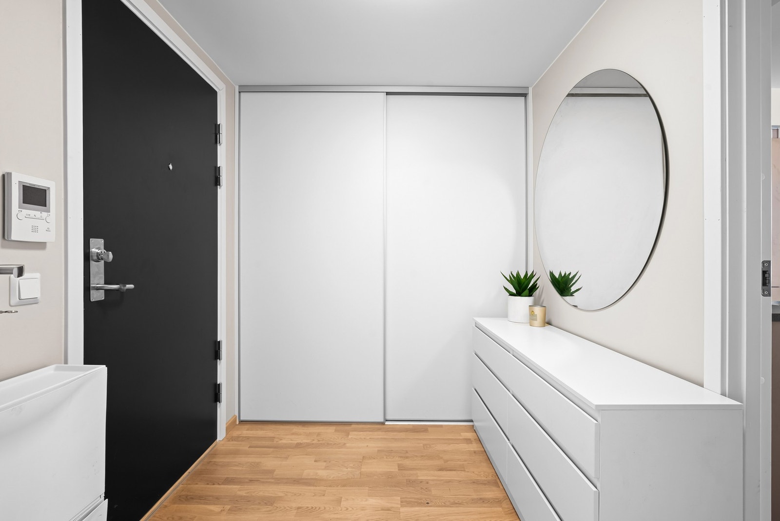 Entréen har skyvedørsgarderobe og er meget praktisk for å benytte til ytterklær og sko. Galleribilde