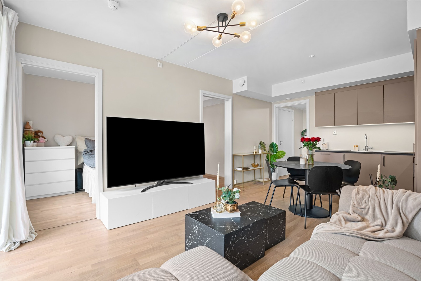 Stikkontakter på veggen som er lagt opp til å påkoble taklamper. Galleribilde